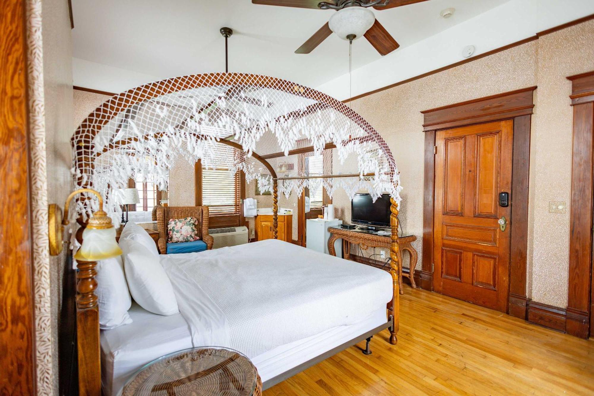 Classic King With Balcony At Curry Mansion Key West Bagian luar foto